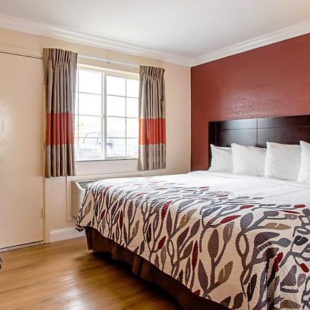 Red Roof Inn & Suites Монтерей Екстериор снимка