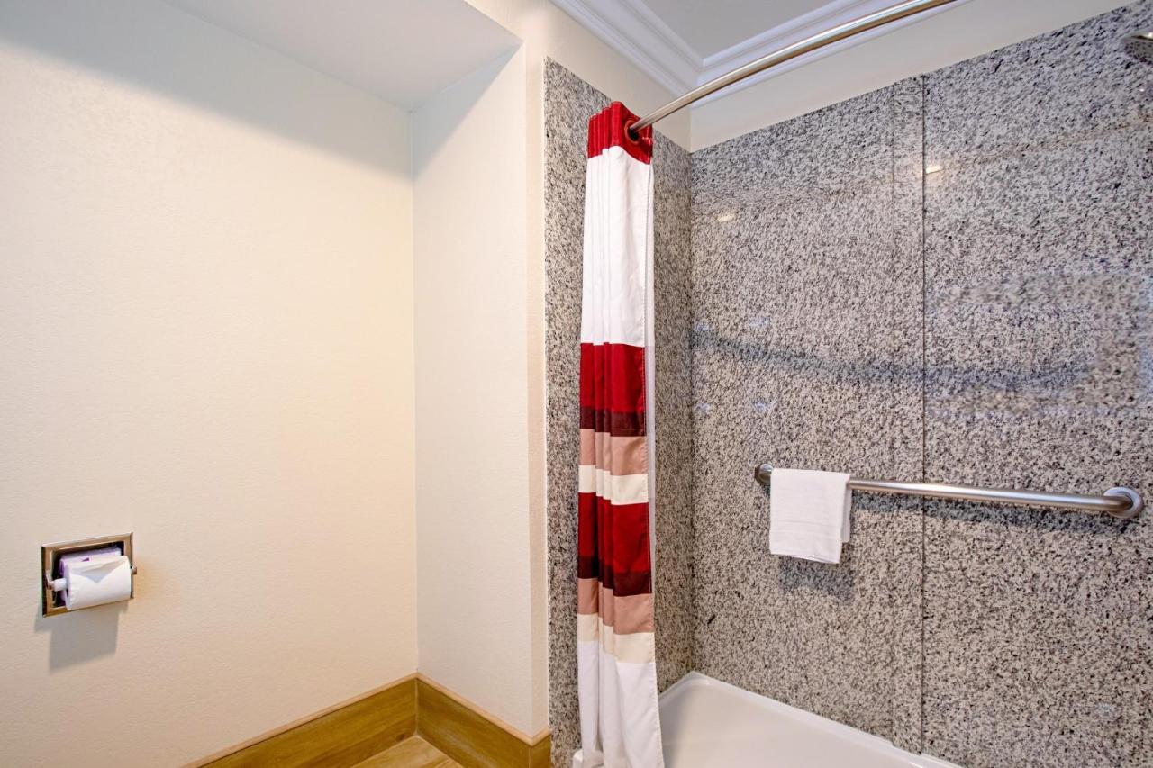 Red Roof Inn & Suites Монтерей Екстериор снимка
