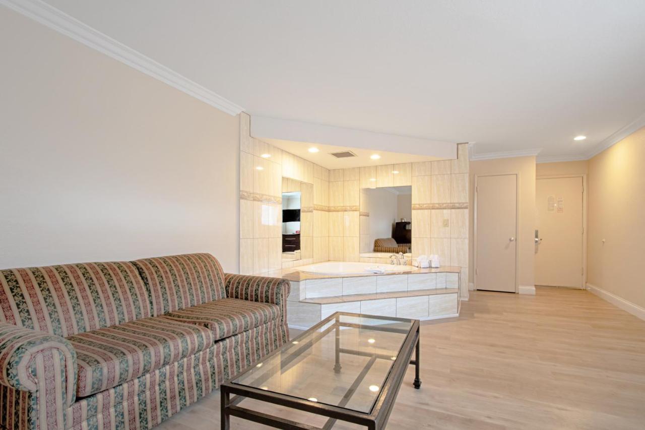 Red Roof Inn & Suites Монтерей Екстериор снимка