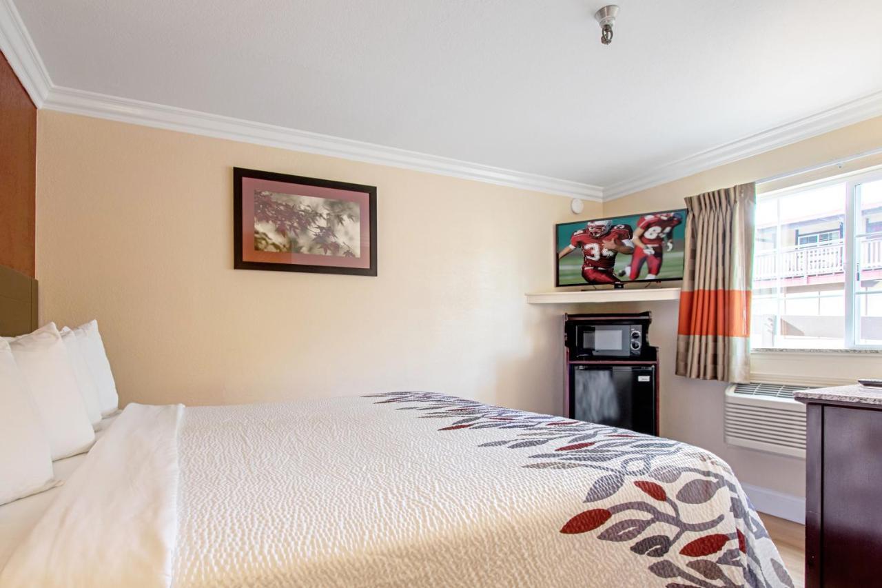 Red Roof Inn & Suites Монтерей Екстериор снимка