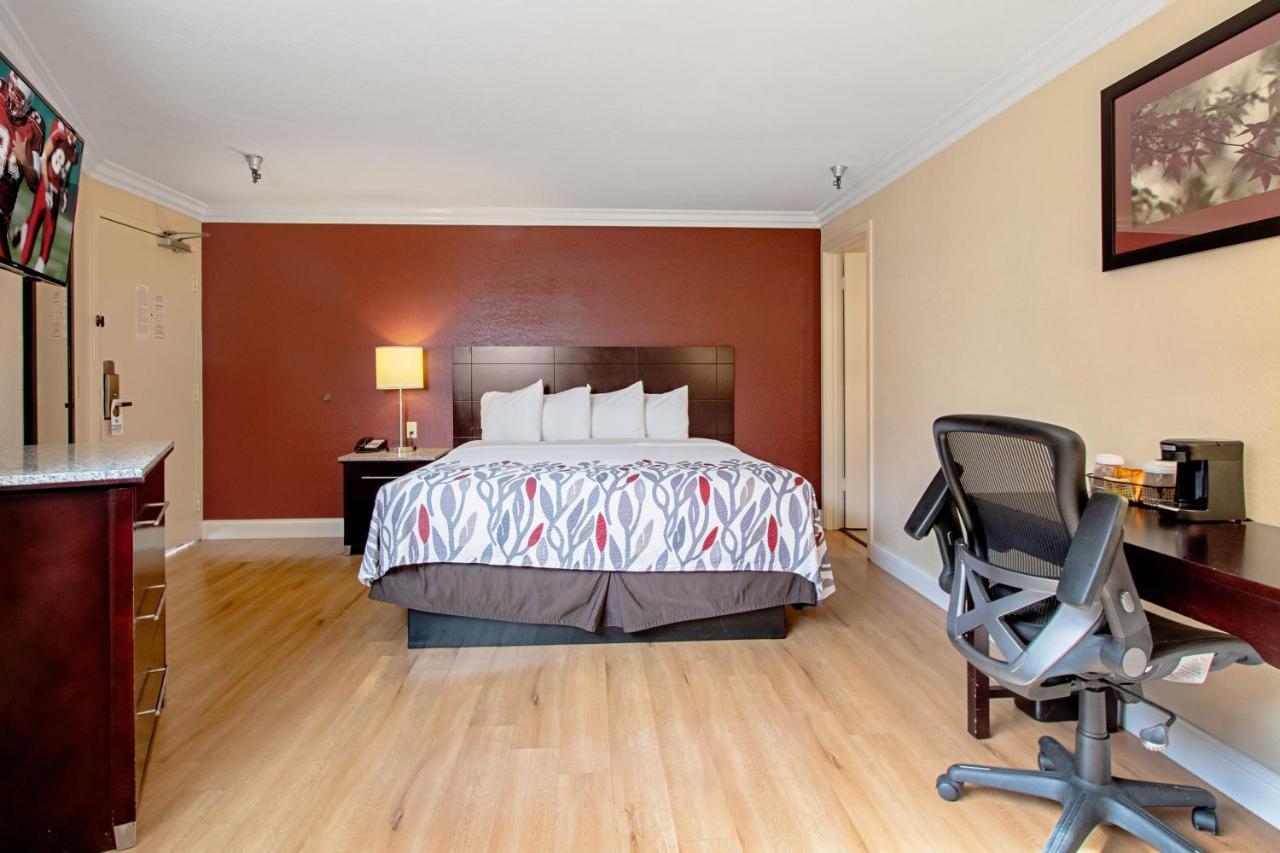 Red Roof Inn & Suites Монтерей Екстериор снимка