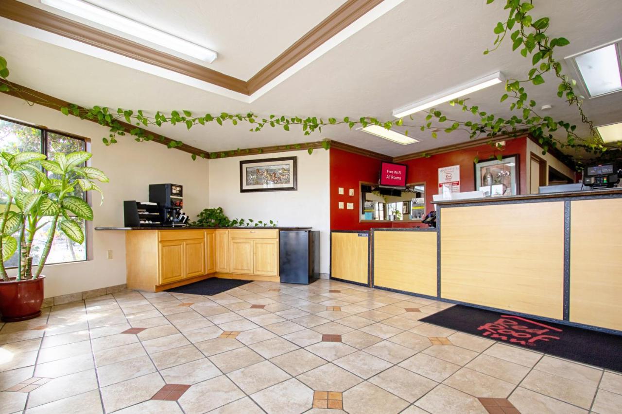 Red Roof Inn & Suites Монтерей Екстериор снимка