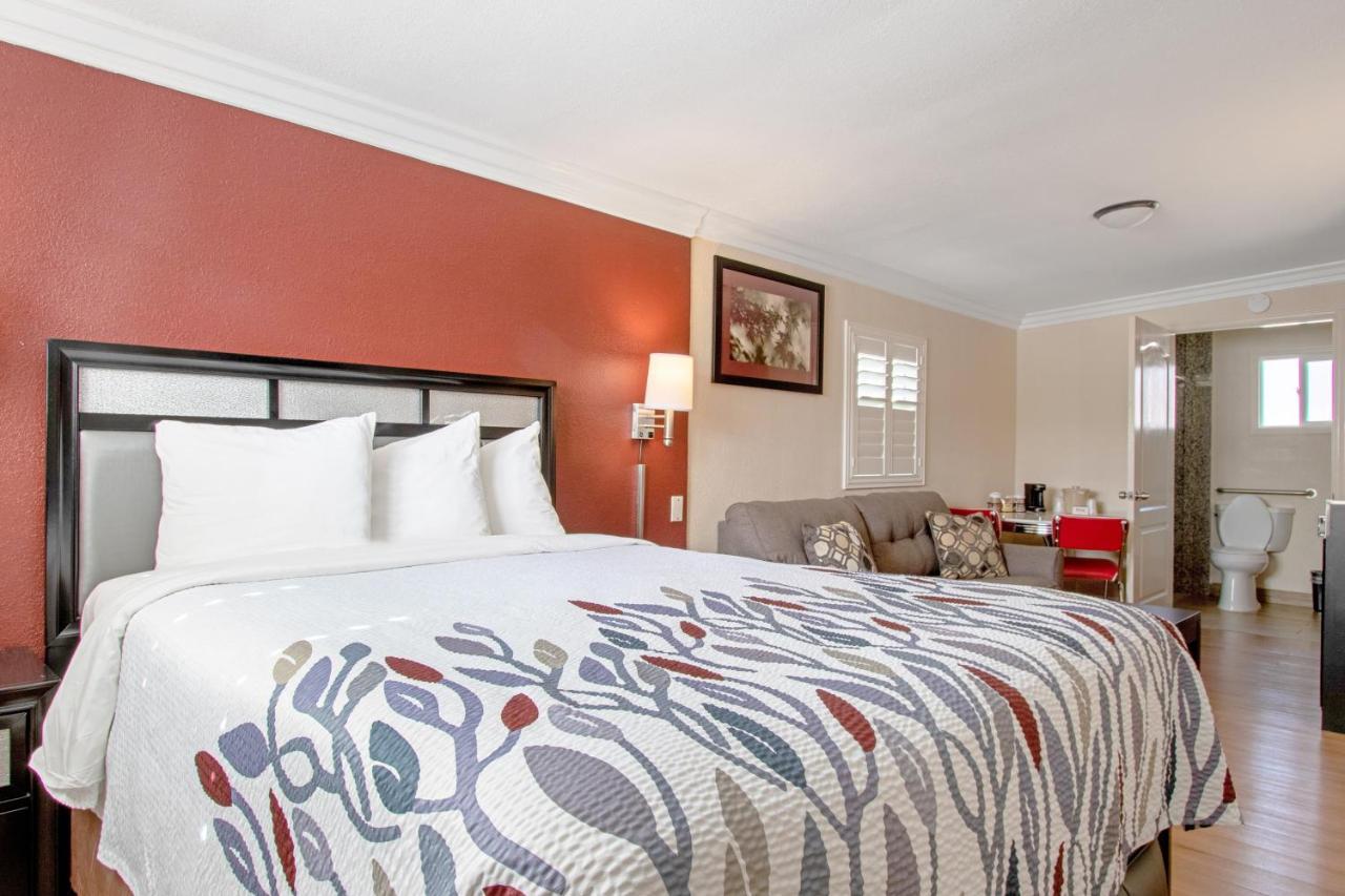 Red Roof Inn & Suites Монтерей Екстериор снимка