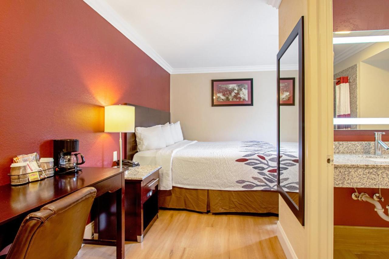 Red Roof Inn & Suites Монтерей Екстериор снимка