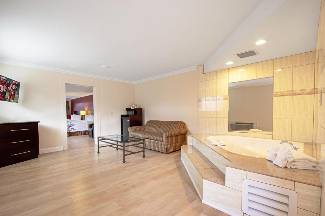 Red Roof Inn & Suites Монтерей Екстериор снимка