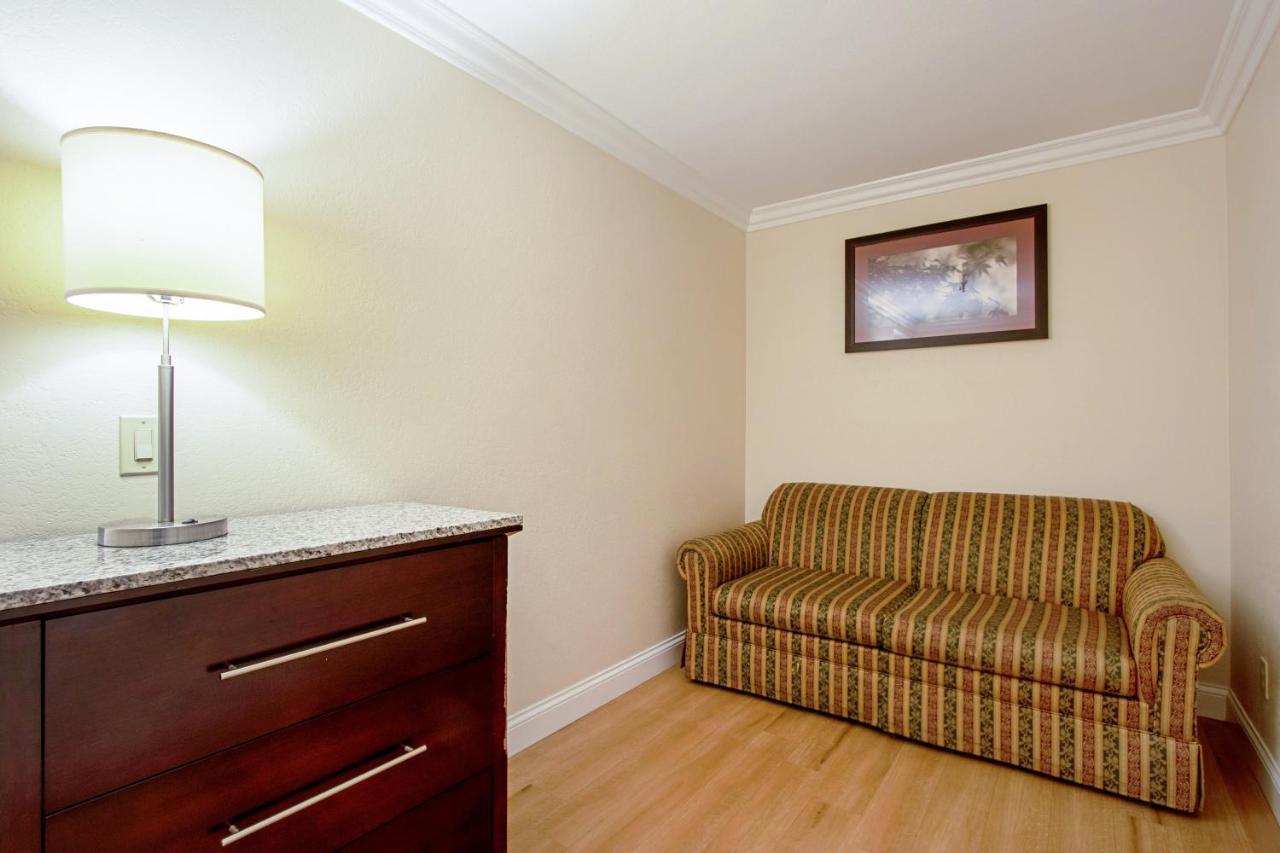 Red Roof Inn & Suites Монтерей Екстериор снимка