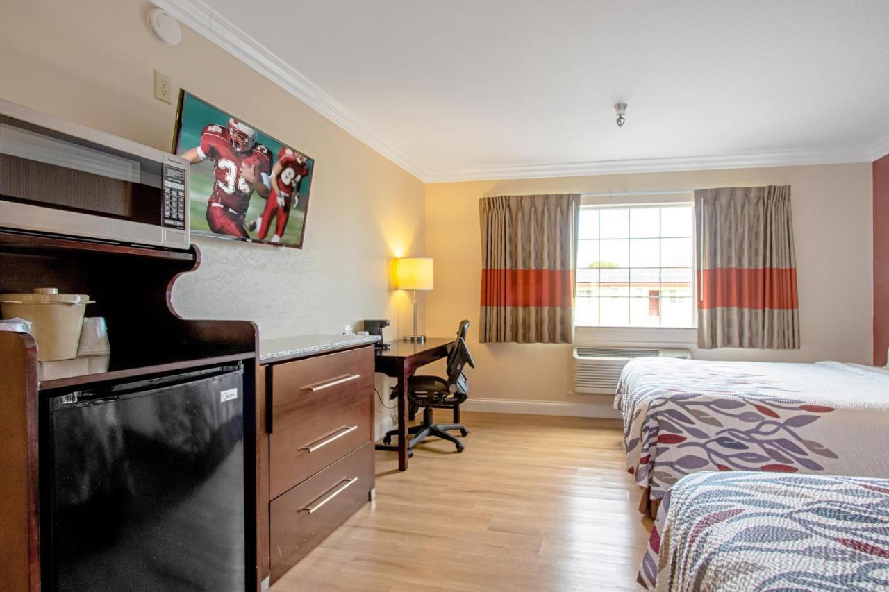 Red Roof Inn & Suites Монтерей Екстериор снимка