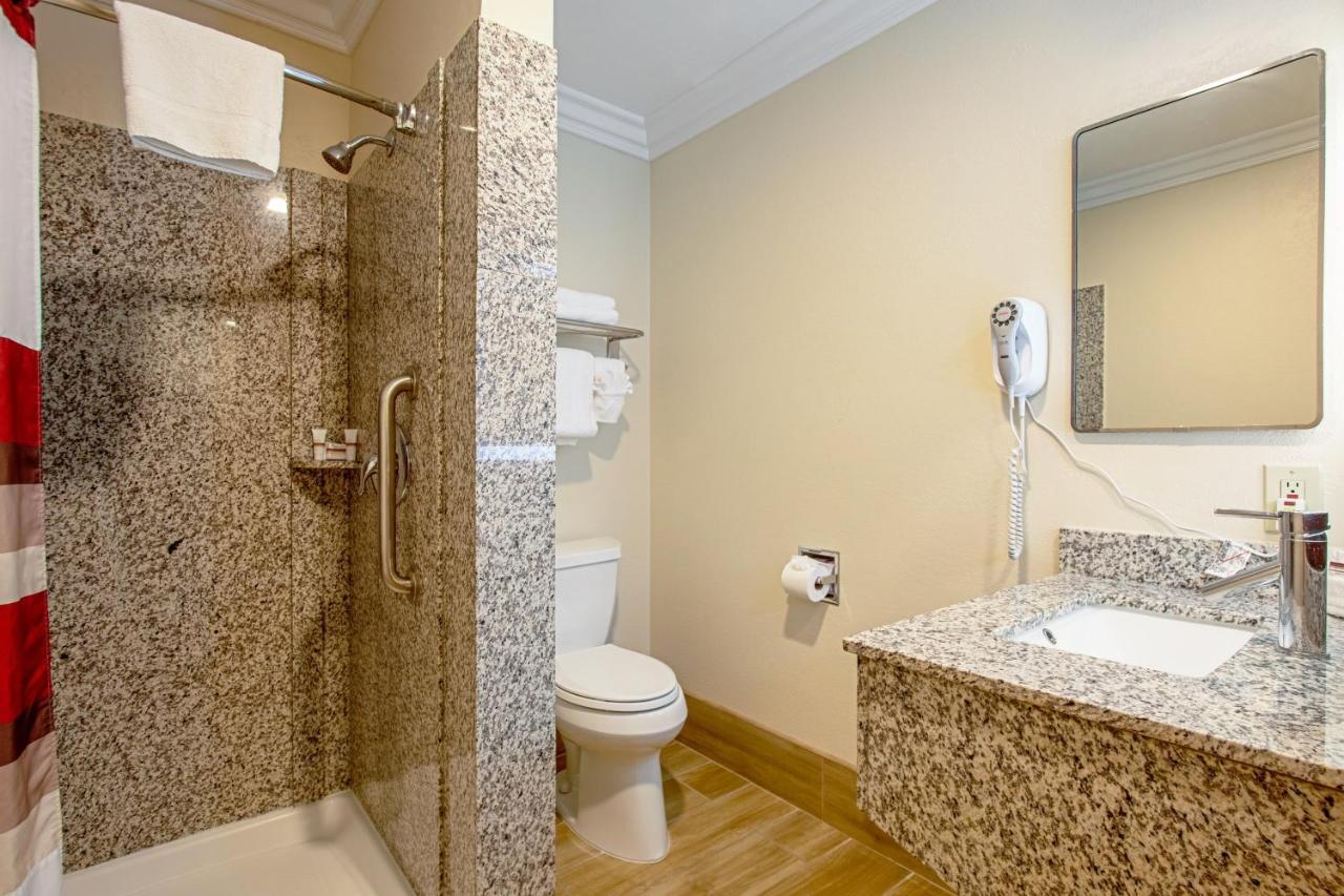 Red Roof Inn & Suites Монтерей Екстериор снимка