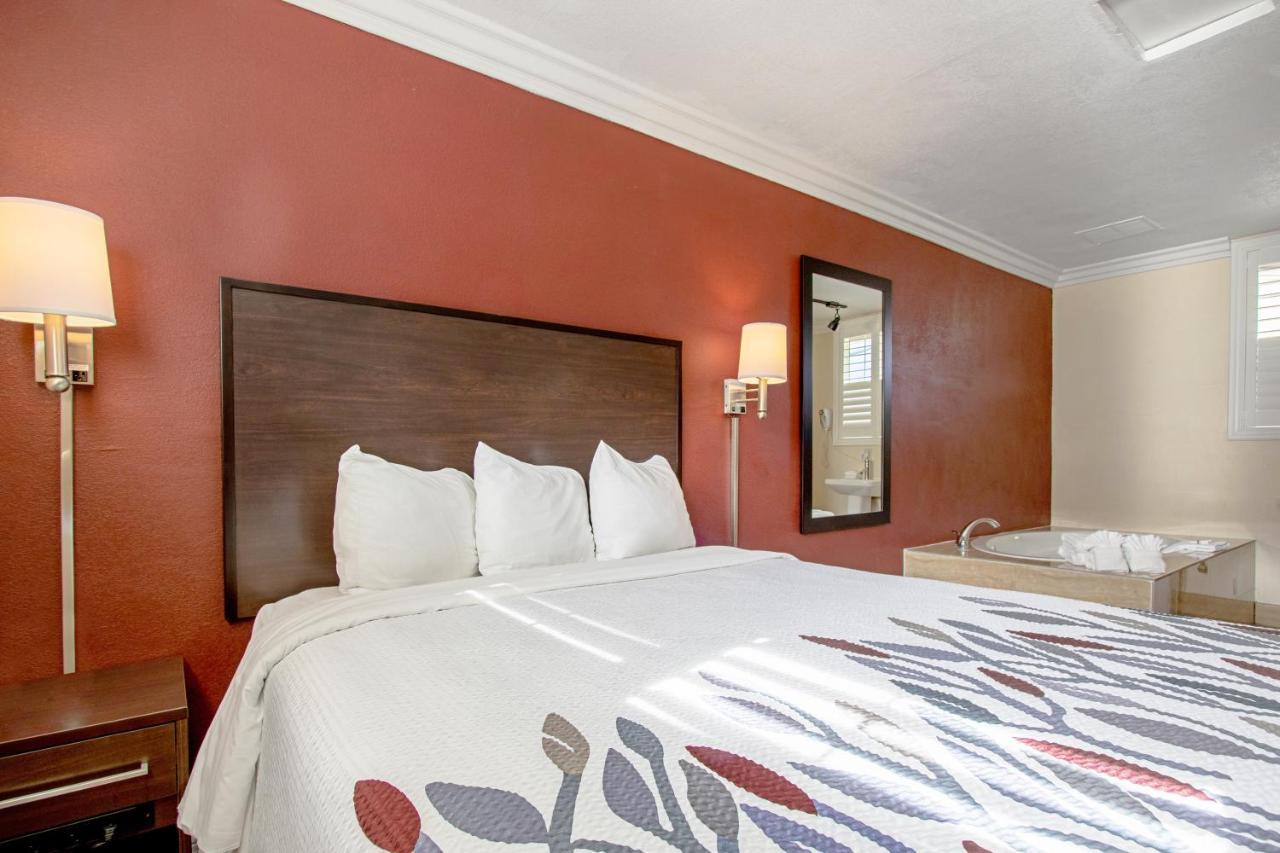Red Roof Inn & Suites Монтерей Екстериор снимка