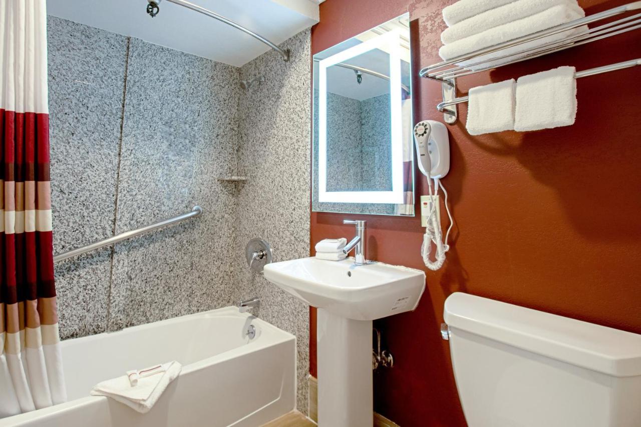 Red Roof Inn & Suites Монтерей Екстериор снимка