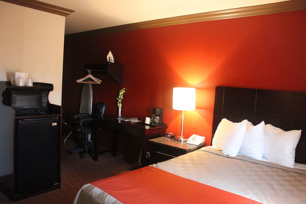 Red Roof Inn & Suites Монтерей Екстериор снимка