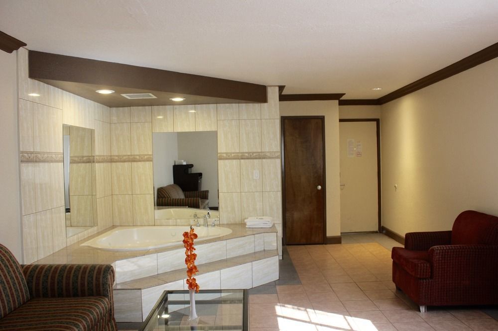 Red Roof Inn & Suites Монтерей Екстериор снимка