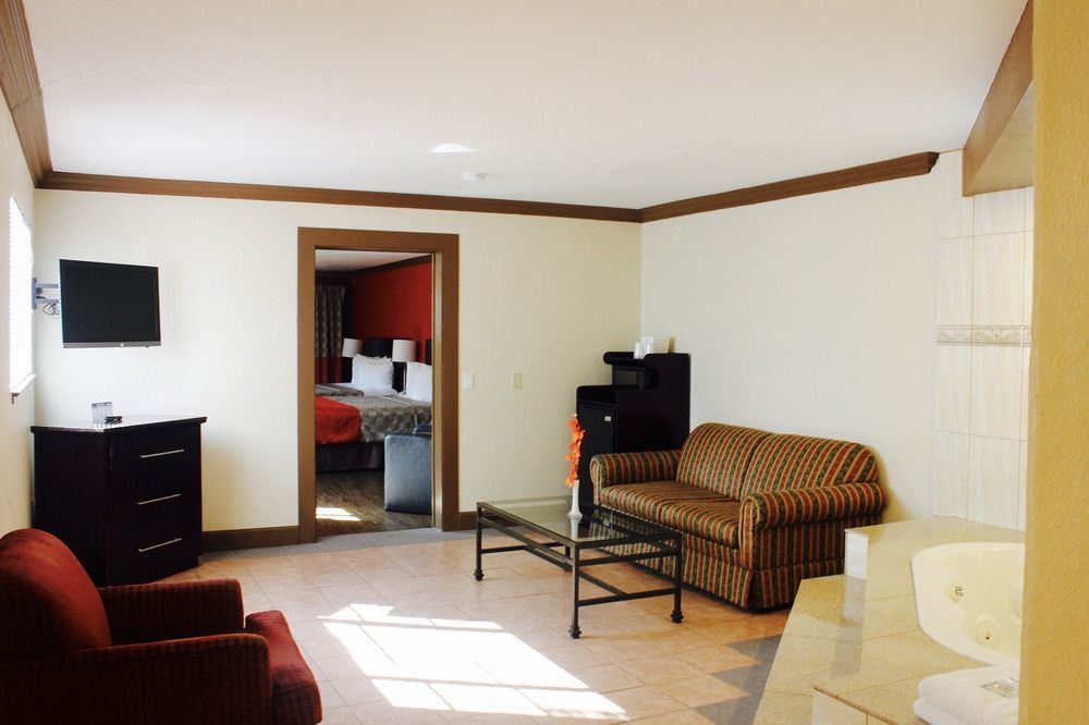 Red Roof Inn & Suites Монтерей Екстериор снимка