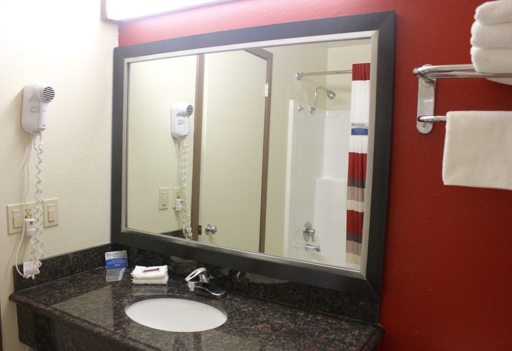 Red Roof Inn & Suites Монтерей Екстериор снимка