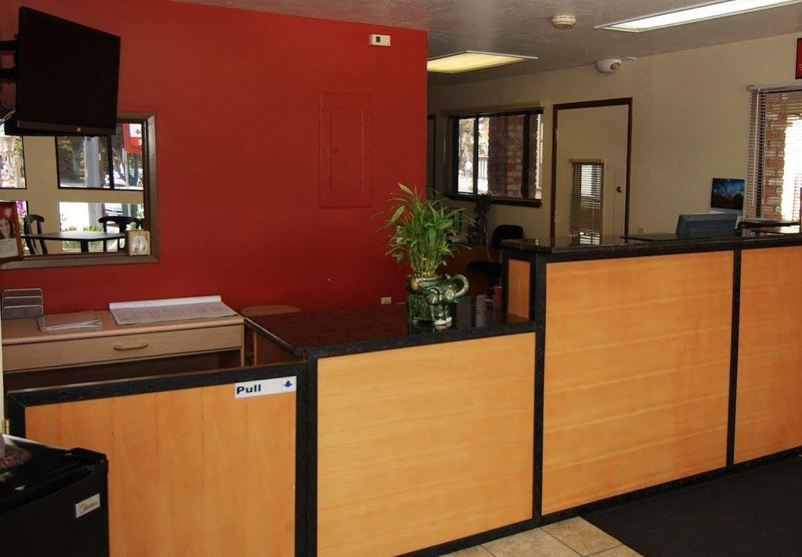 Red Roof Inn & Suites Монтерей Екстериор снимка