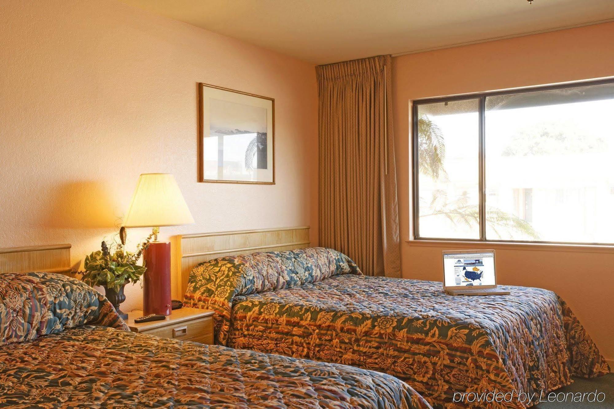 Red Roof Inn & Suites Монтерей Стая снимка