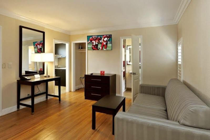 Red Roof Inn & Suites Монтерей Екстериор снимка