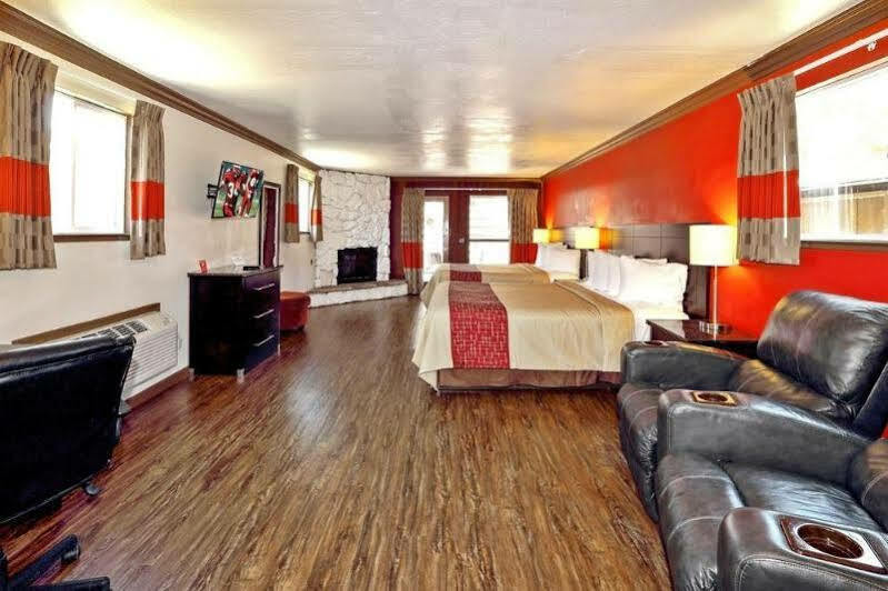Red Roof Inn & Suites Монтерей Екстериор снимка