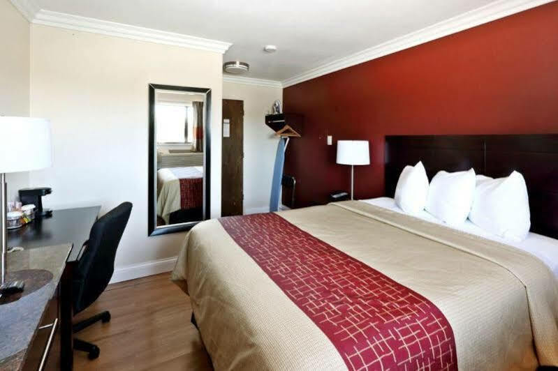 Red Roof Inn & Suites Монтерей Екстериор снимка