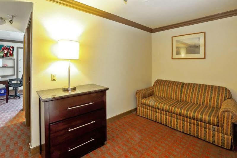 Red Roof Inn & Suites Монтерей Екстериор снимка