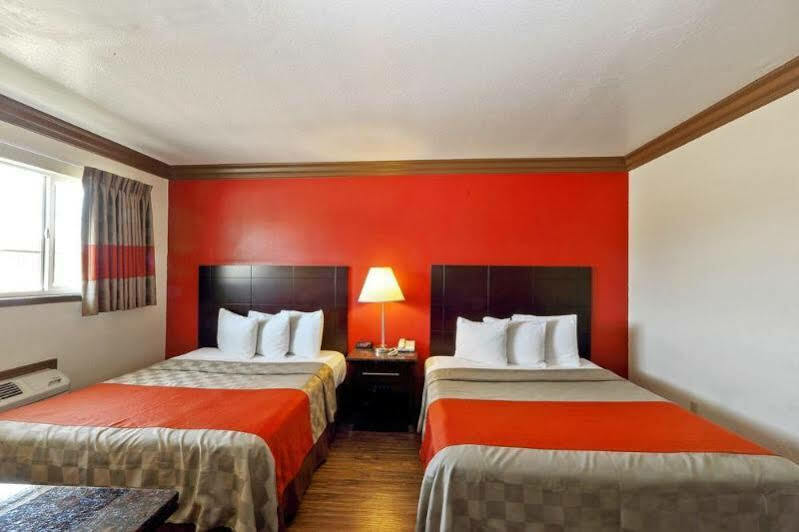 Red Roof Inn & Suites Монтерей Екстериор снимка